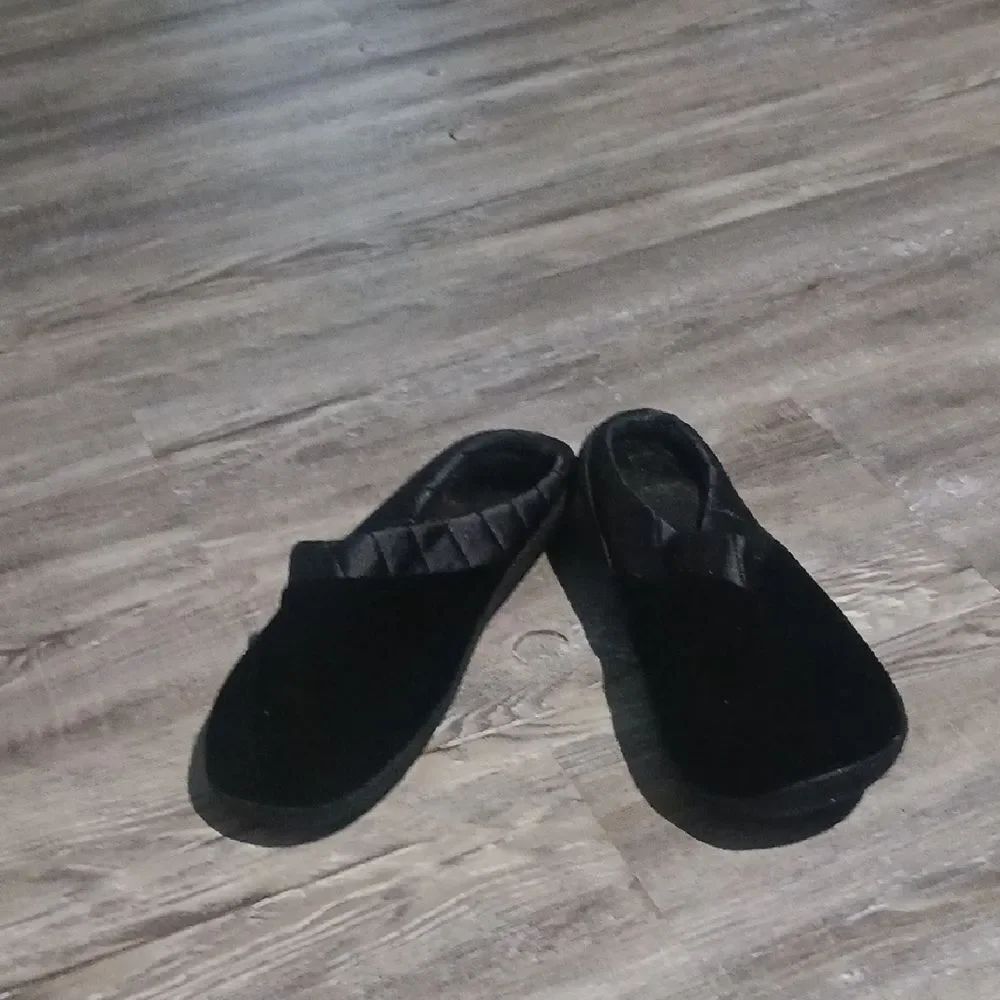 Isotoner black  arch contour secret sole slippers  Sz 7.5-8 NWOT